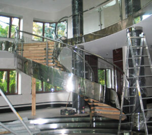 projekt pensjonatu arcadio w trakcie realizacji wnetrze szklane schody villanette