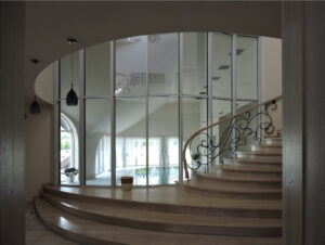 projekt rezydencji z basenem oriol schody w holu villanette 2