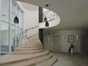 projekt rezydencji z basenem oriol schody w holu villanette 3