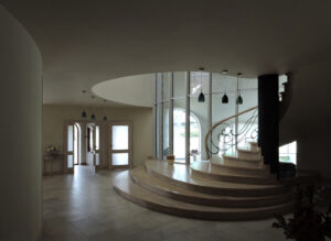projekt rezydencji z basenem oriol schody w holu villanette 4