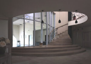 projekt rezydencji z basenem oriol schody w holu villanette 5
