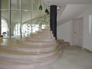 projekt rezydencji z basenem oriol schody w holu villanette 6
