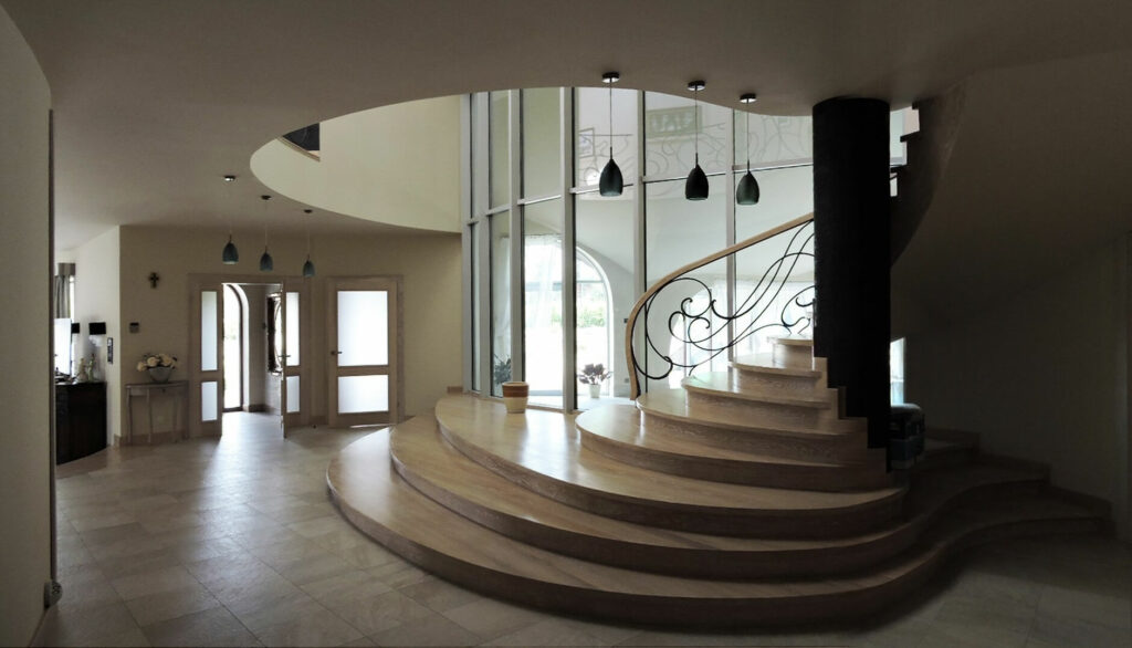 projekt rezydencji z basenem oriol schody w holu villanette