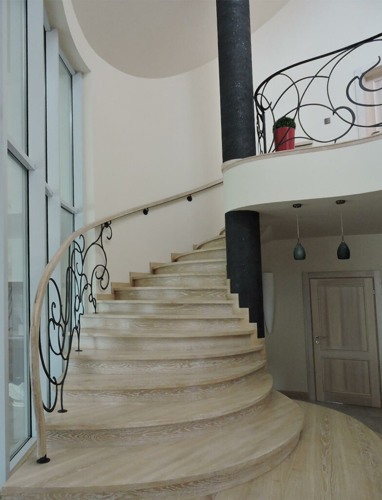 projekt rezydencji z basenem oriol schody w holu villanette 7